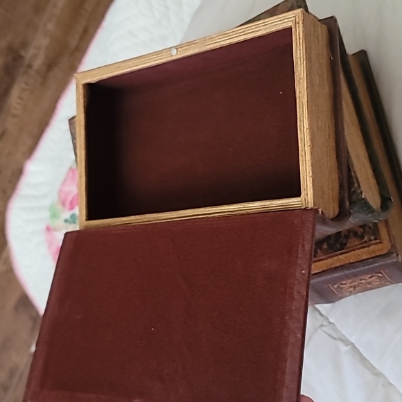 3 Vintage Book storage decor - Picture 10 of 10